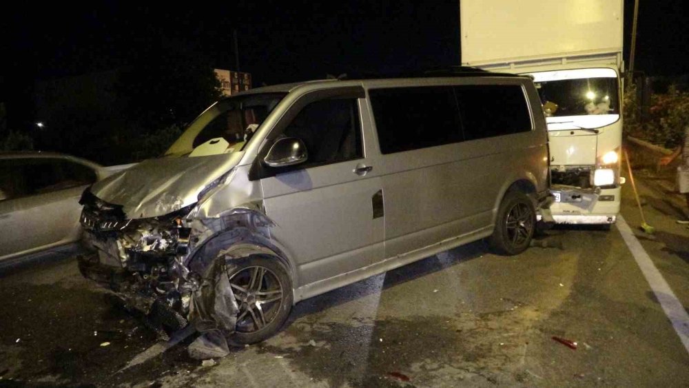 Gecenin karanlığında 5 araçlı zincirleme kaza