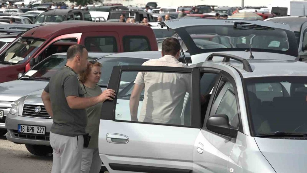 İkinci El Otomobil Pazarında Bayram Bereketi