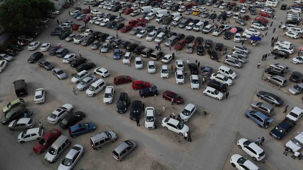 İkinci El Otomobil Pazarında Bayram Bereketi