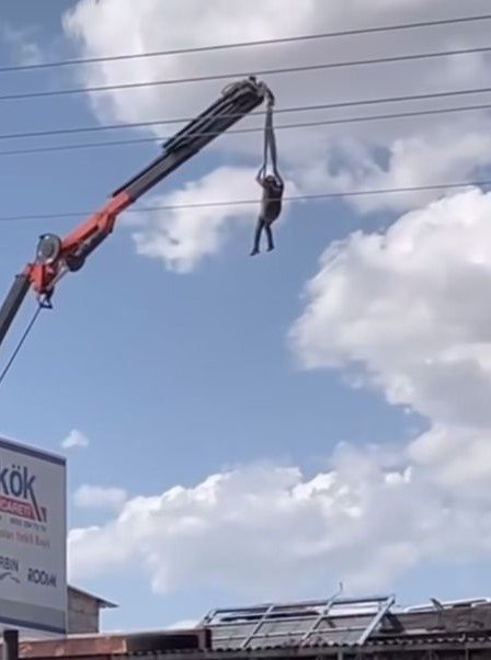 Konya’da skandal görüntü: Mobil vincin ucunda havaya kaldırıldı