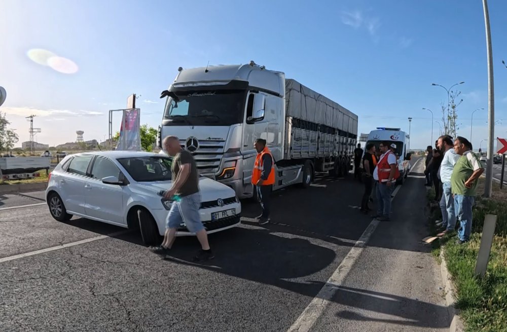 Tırla çarpışan kadın sürücü şoka girdi, sonra kedisine su verdi