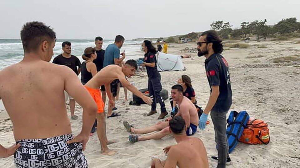 Alaçatı'da denize giren genç boğuldu, arkadaşları sinir krizi geçirdi