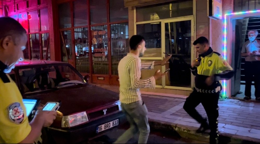 Ehliyetini poliste unutup uygulamadan kaçmaya kalktı