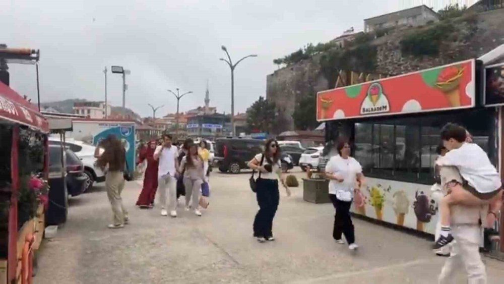 Fırtına tozu dumana kattı: Turistler sağa sola kaçıştı