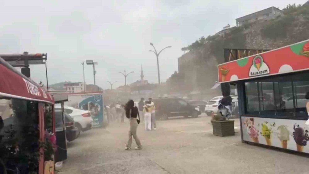 Fırtına tozu dumana kattı: Turistler sağa sola kaçıştı