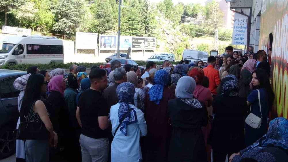Halı Mağazasının Açılışına Yoğun İlgi: Adeta Birbirilerini Ezdiler
