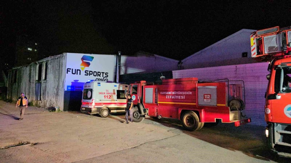 Mobilya fabrikası alevlere teslim oldu