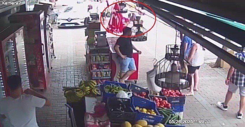 Kapkaça uğradı, sokak sokak hırsızı kovaladı