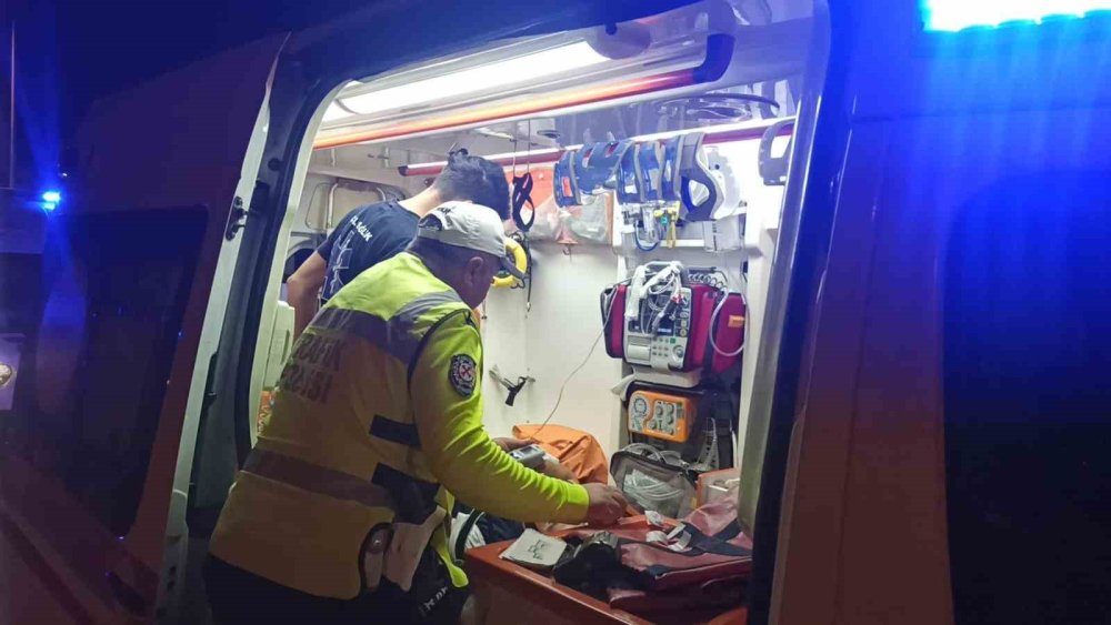 Otomobille çarpışan motosikletteki aile yaralandı