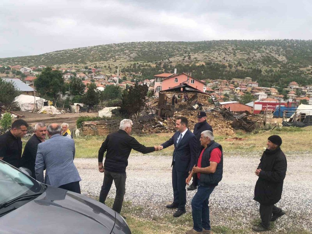 Yangın, bir ev ve ahırı kül etti