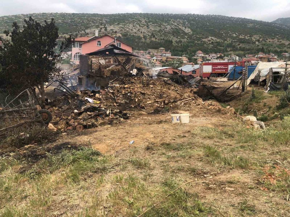Yangın, bir ev ve ahırı kül etti
