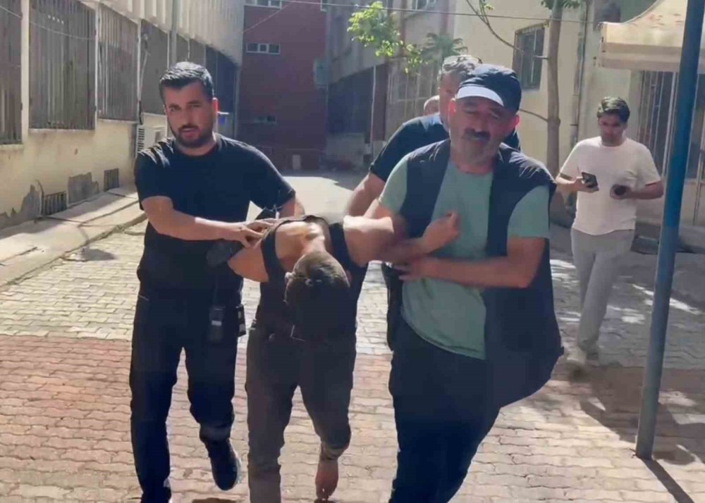Akılalmaz hırsızlık: Çocuğu araçtan atıp otomobili çaldı