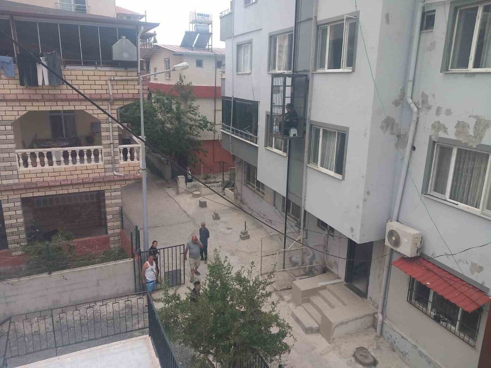 Asansörde mahsur kaldı, sokağı seyre başladı