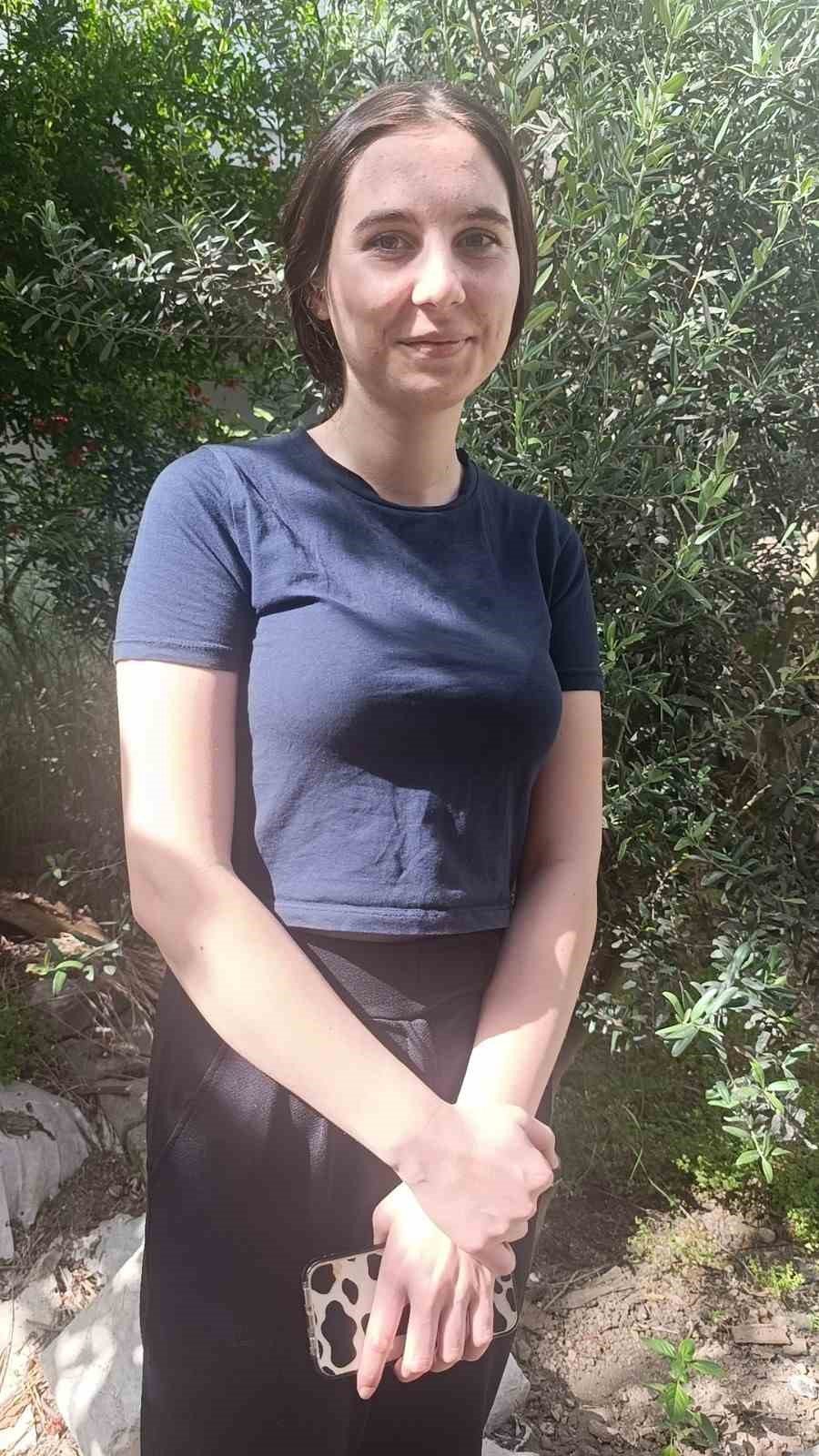 Bahçede oturan genç kız yorgun mermiyle vuruldu