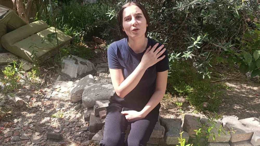 Bahçede oturan genç kız yorgun mermiyle vuruldu