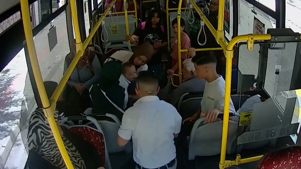 Otobüste panik anları: Bebeğin boğazına şeker kaçtı