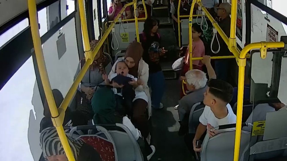 Otobüste panik anları: Bebeğin boğazına şeker kaçtı