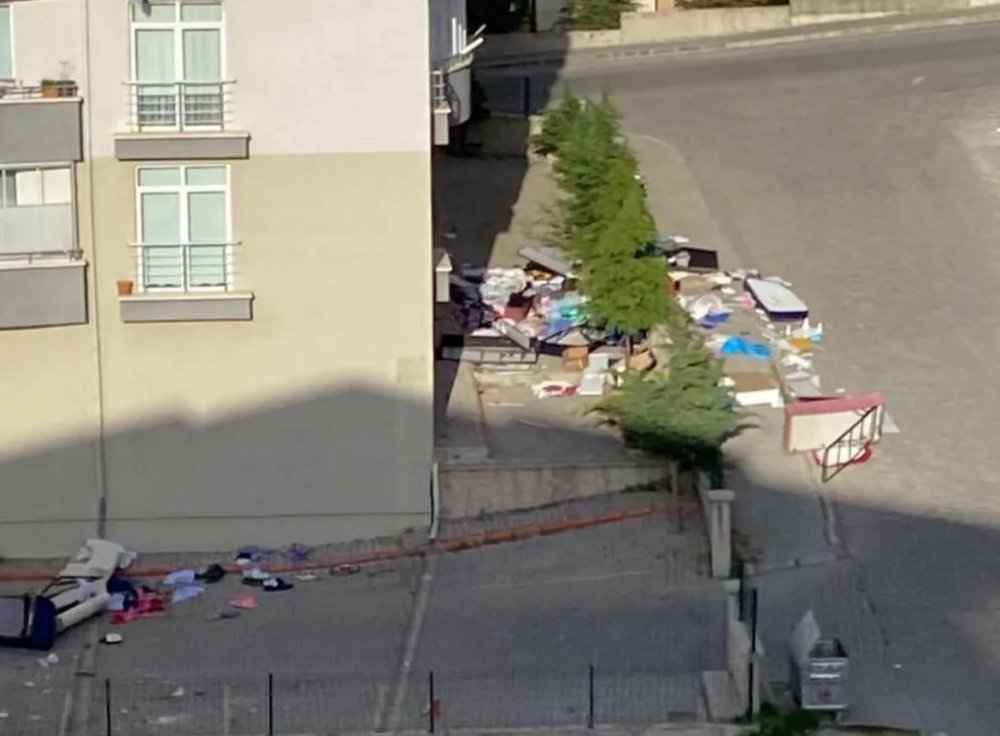 Sinir krizi geçiren şahıs 6. kattan eşyaları sokağa fırlattı