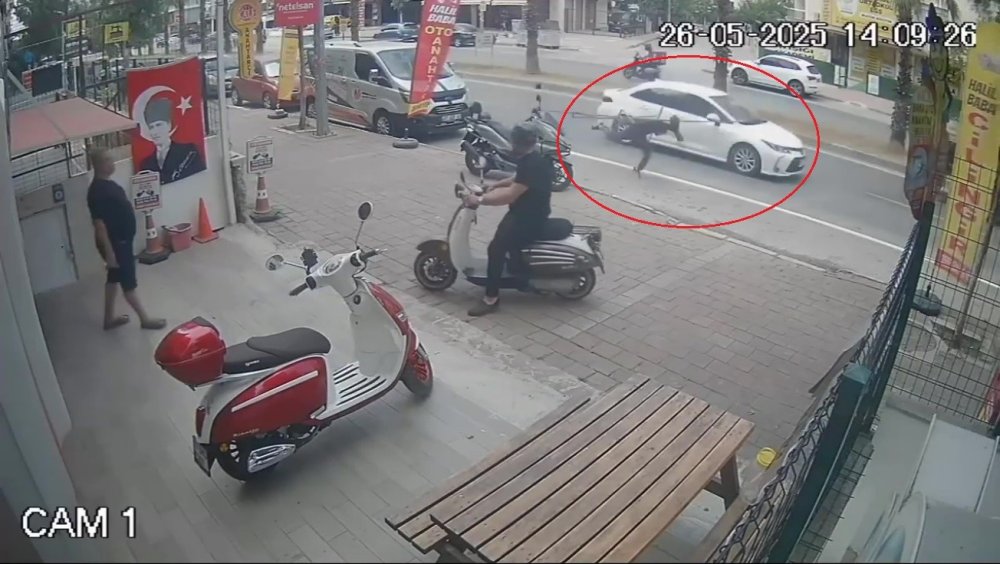 Taşıdığı demir borular yoldan geçen araca takıldı, yere savruldu