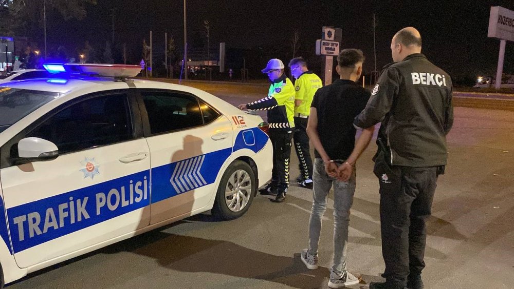 Alkollü sürücüyü, şüpheli hareketleri ele verdi