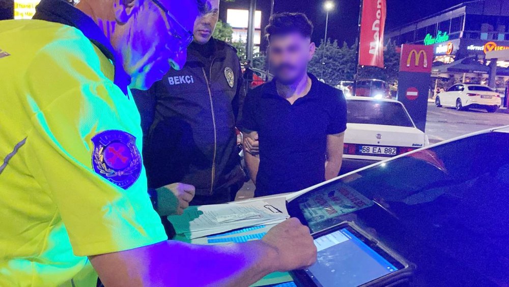 Alkollü sürücüyü, şüpheli hareketleri ele verdi