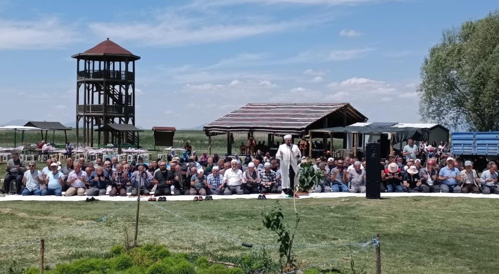 Göl kıyısında yağmur duası