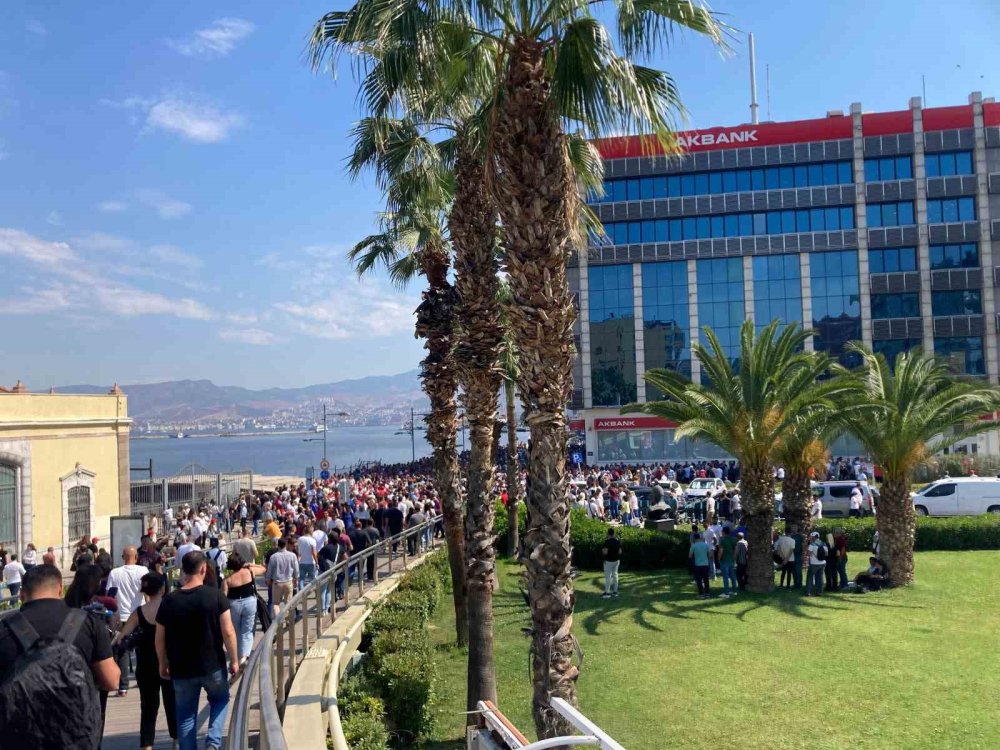 İzmir’de grev ikinci gününde: Binlerce işçi yürüyüş yaptı, meydanlar sloganlarla inledi