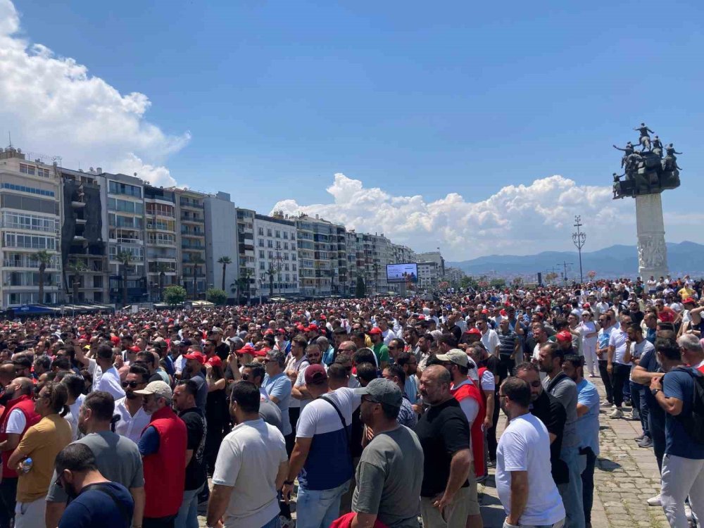 İzmir’de grev ikinci gününde: Binlerce işçi yürüyüş yaptı, meydanlar sloganlarla inledi