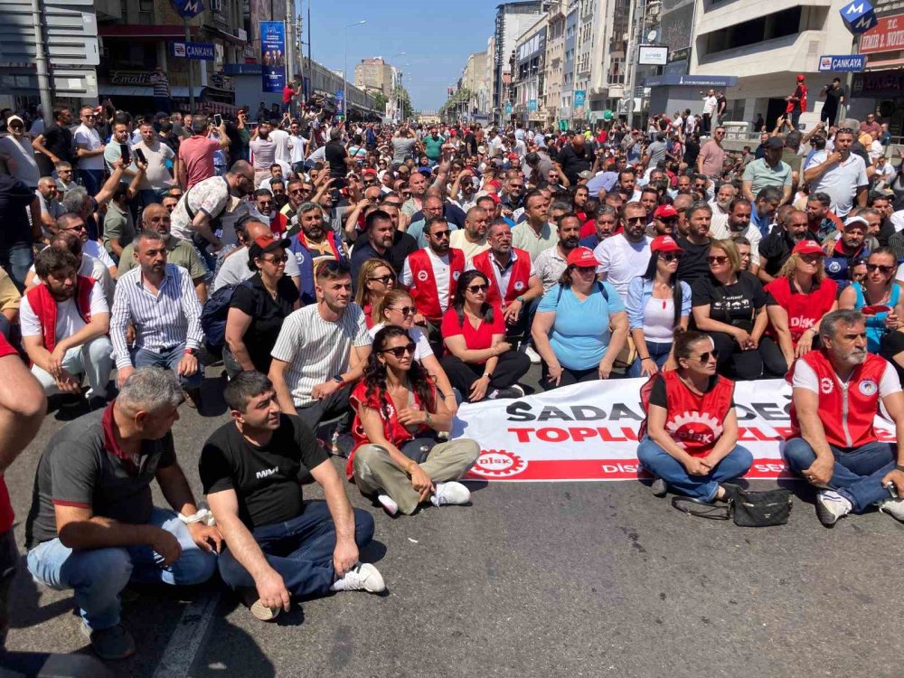 İzmir’de grev ikinci gününde: Binlerce işçi yürüyüş yaptı, meydanlar sloganlarla inledi