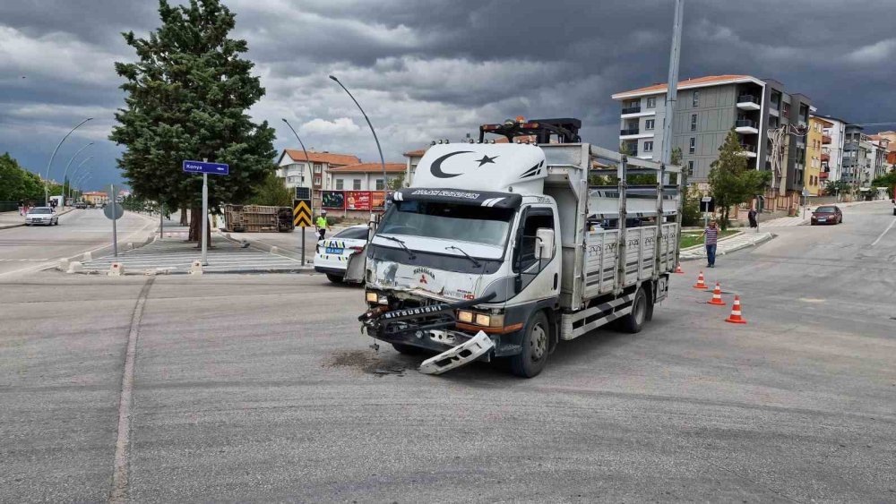 Karaman’da okul servisi ile kamyonet çarpıştı: 4’ü öğrenci 6 yaralı