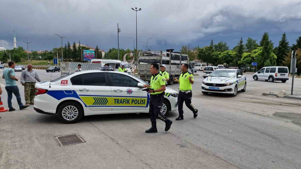 Karaman’da okul servisi ile kamyonet çarpıştı: 4’ü öğrenci 6 yaralı