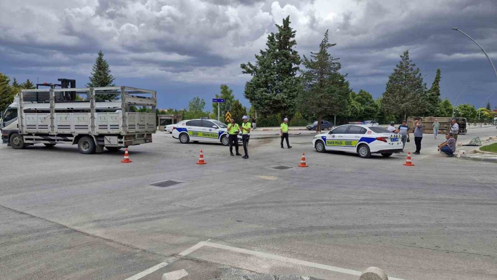 Karaman’da okul servisi ile kamyonet çarpıştı: 4’ü öğrenci 6 yaralı
