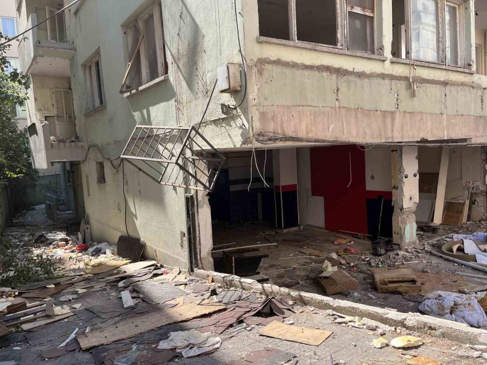 Kentsel dönüşüme giren binanın kömürlüğünden 3 kişiye ait iskelet çıktı