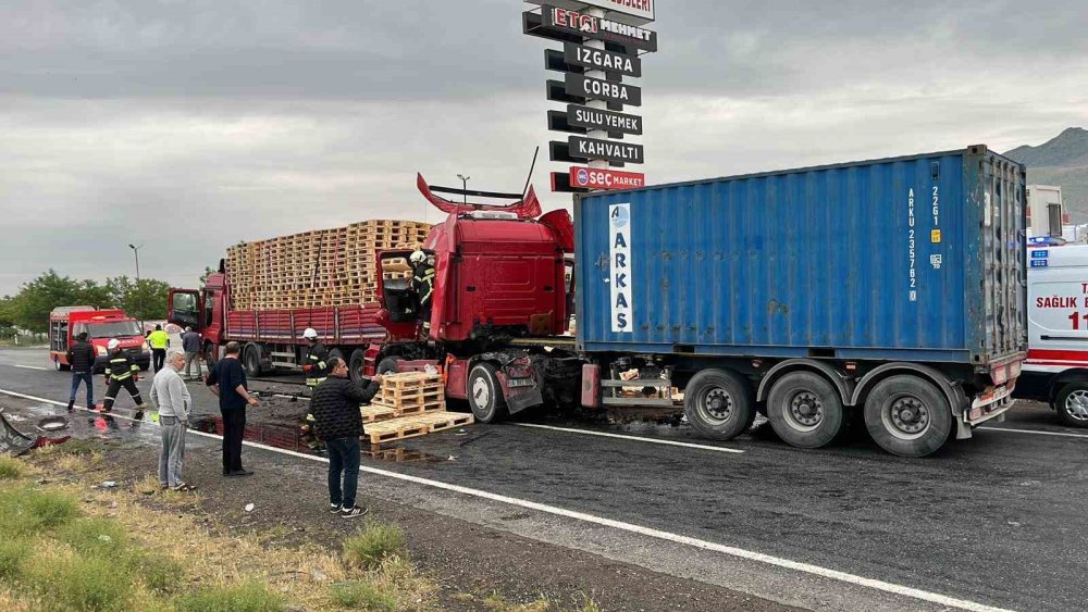 Konya Karapınar'da Tır Kazası: Bir Kişi Yaralandı