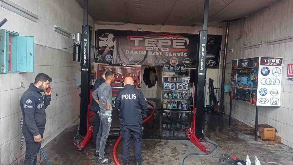 Oto tamirhanesinde yangın paniği