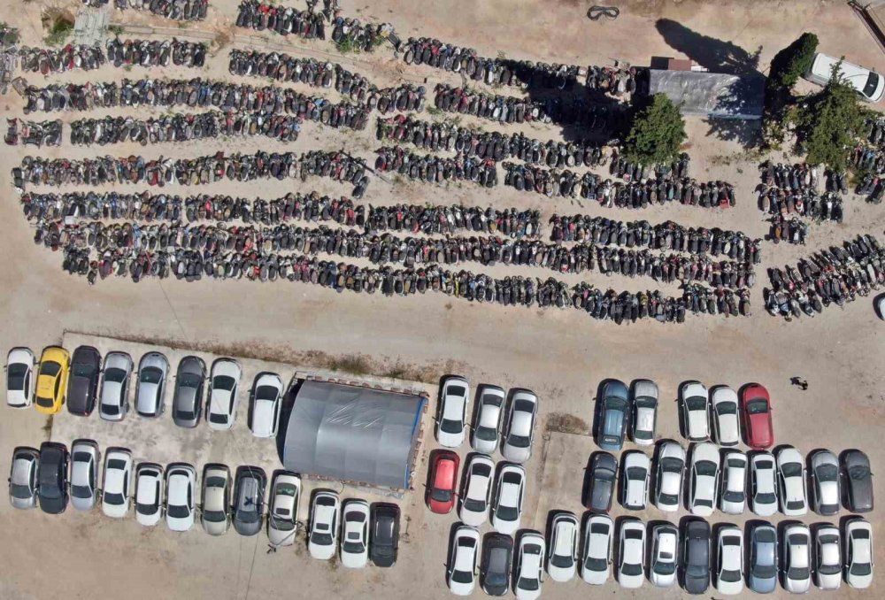 Yediemin otoparklarında 25 yıldır bekleyen araçlar var