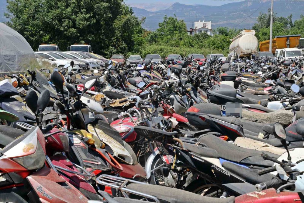 Yediemin otoparklarında 25 yıldır bekleyen araçlar var