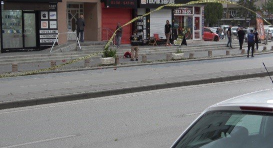 Gökdelenin karşısında bomba alarmı