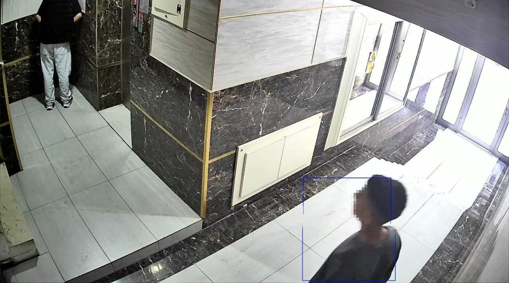 Biri kamerayı çevirdi, öteki tuvaletini yaptı: Diğer kamera ikisini de çekti