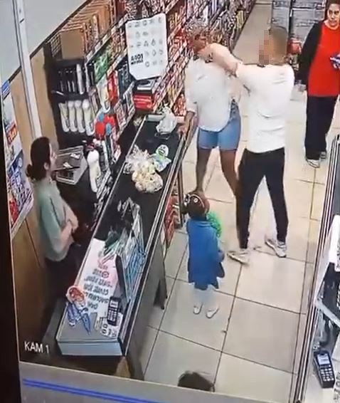 Çocuğunun gözü önünde kadına yumruk attı