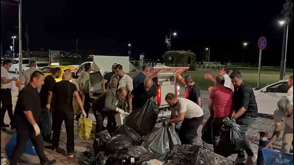 İşçiler greve çıktı, çöpleri başkan topladı