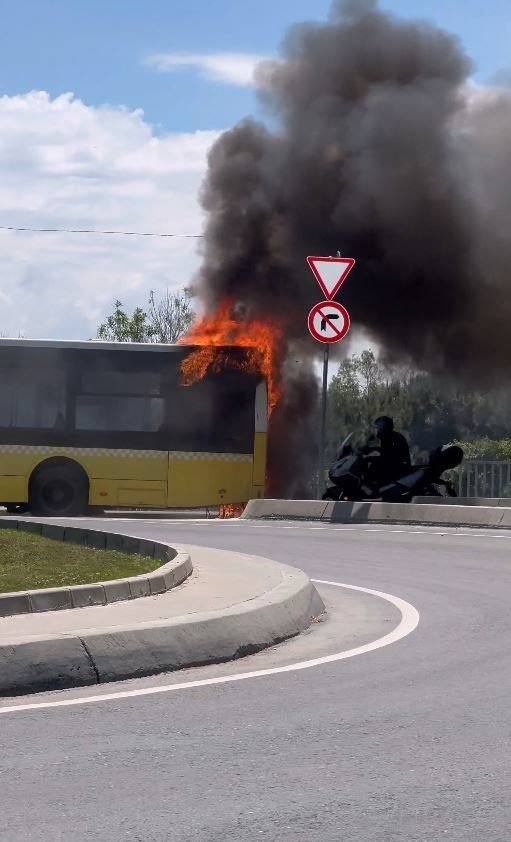 Önce dumanlar yükseldi, yanarak bu hale geldi