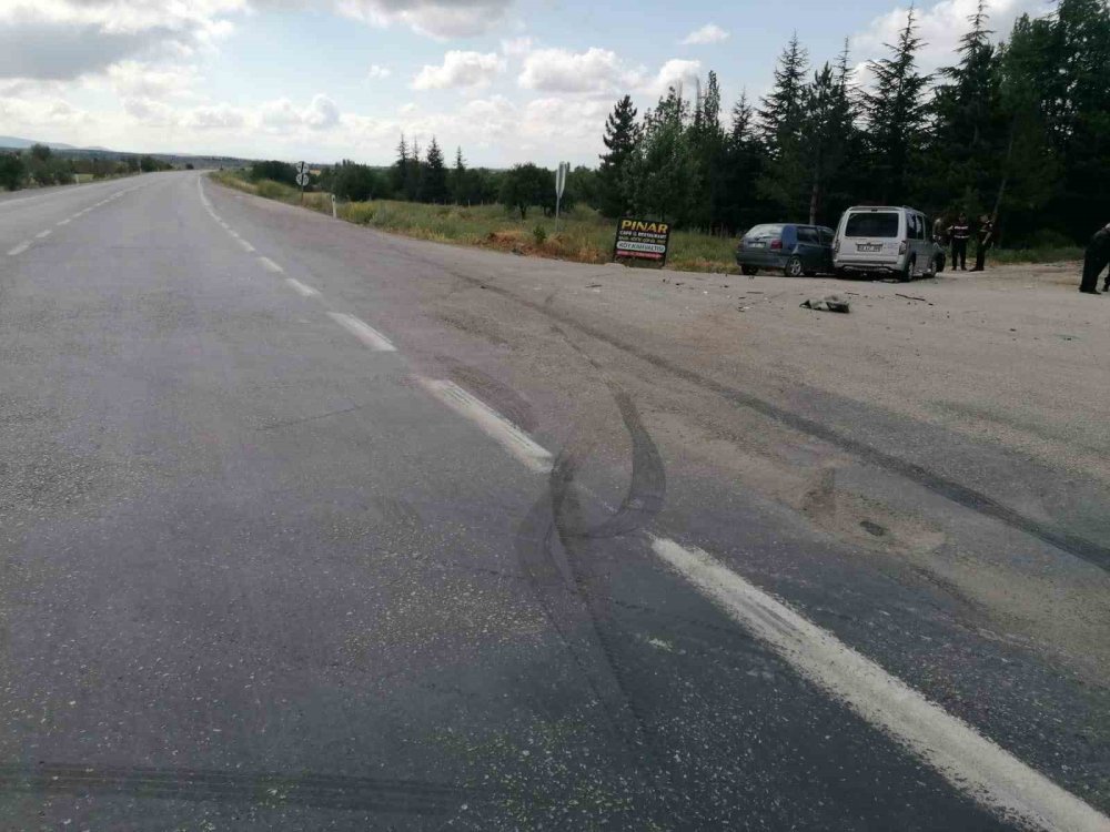 Hüyük’te otomobil ile hafif ticari araç çarpıştı: 2 yaralı