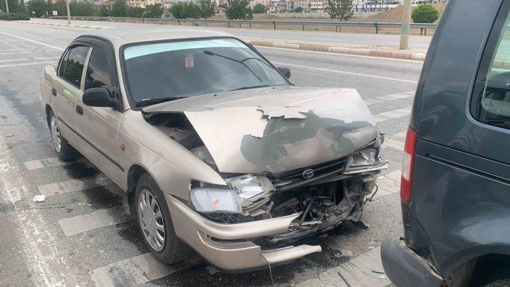 Kırmızı Işıkta Bekleyen Araca Arkadan Çarpma