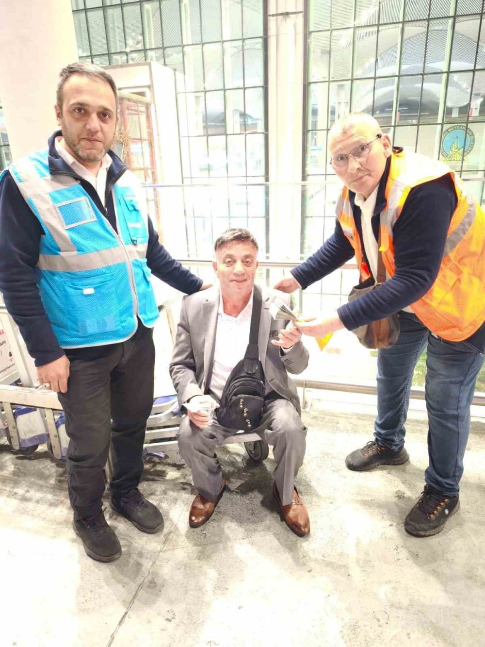 Havalimanında bulunan 10 bin dolar sahibine teslim edildi