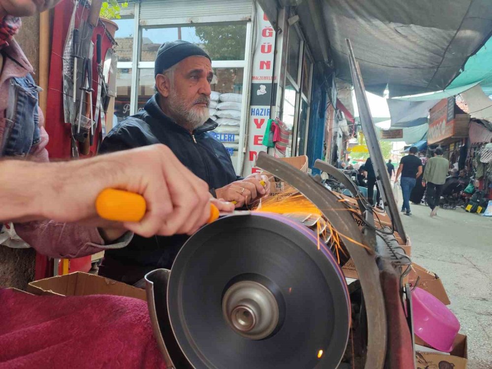 Konya’da bayram öncesi bıçakçılarda yoğunluk: Kör bıçak tehlike, keskin bıçak sanat