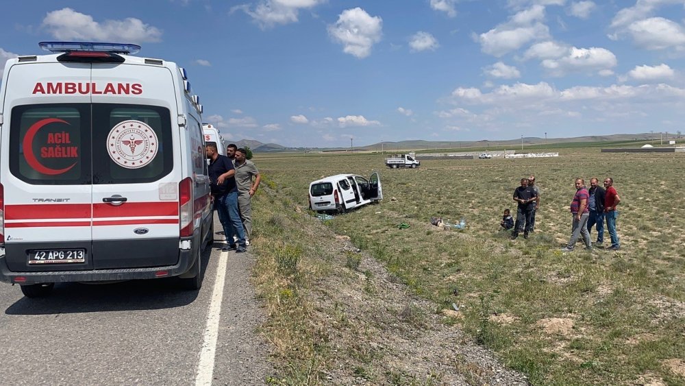 Lastiği patlayınca şarampole takla attı