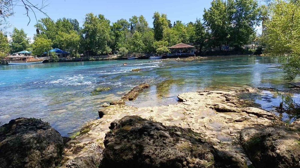 Manavgat Şelalesi’nde Su Seviyesi Düştü, Turistler Şaşkınlık Yaşadı