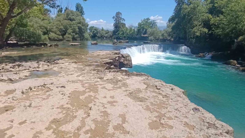 Manavgat Şelalesi’nde Su Seviyesi Düştü, Turistler Şaşkınlık Yaşadı