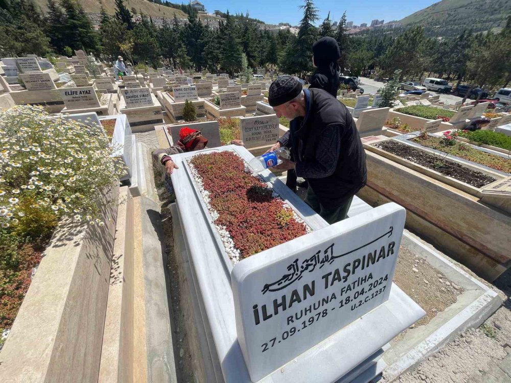 Ankara’da mezara gitmek bile lüks oldu: Yaşlı çiftin yardımına Vali yetişti